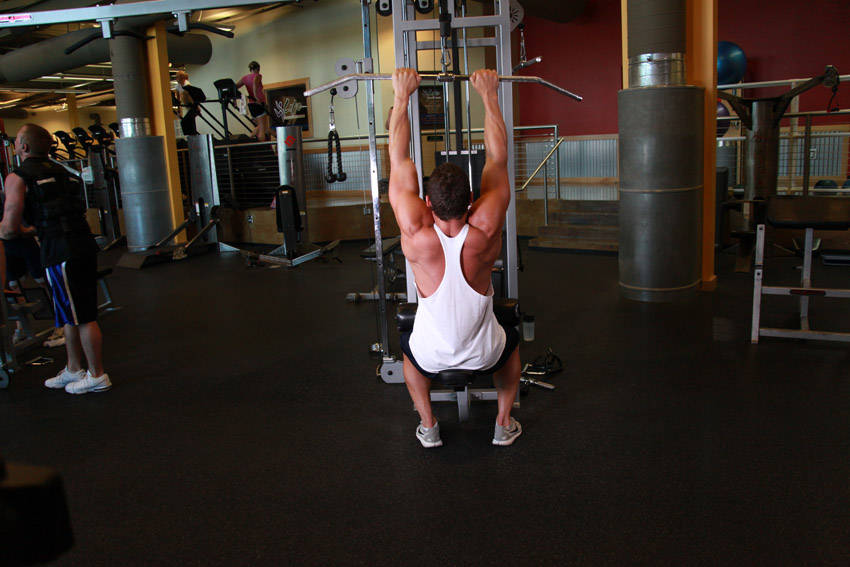 Close-Grip Front Lat Pulldown — starting position
