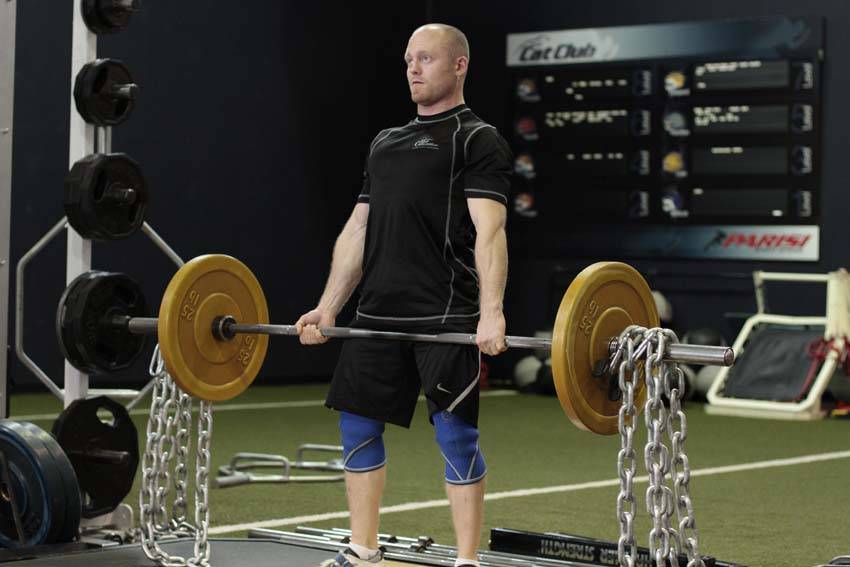 Становая тяга с цепями — конечная позиция