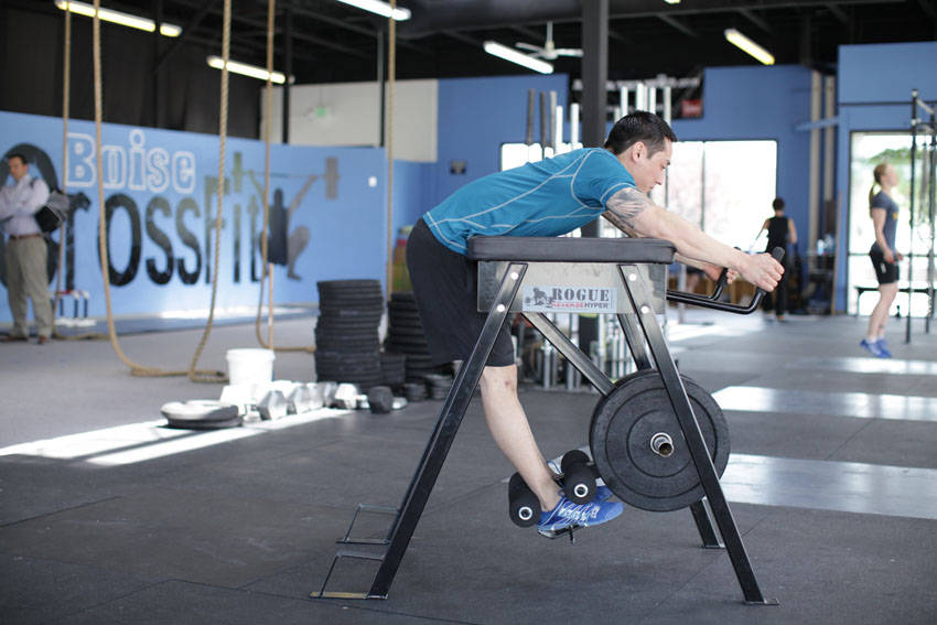 Обратная гиперэкстензия — начальная позиция