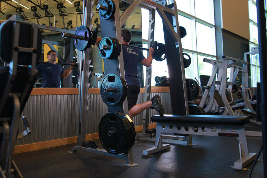 Болгарский сплит-присед в машине Смита — начальная позиция