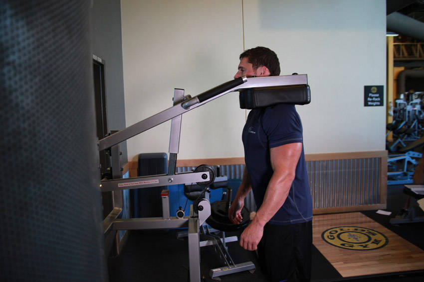 Calf-Machine Shoulder Shrug — start