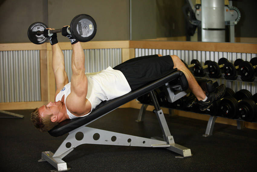 Decline Close-Grip Bench To Skull Crusher — start
