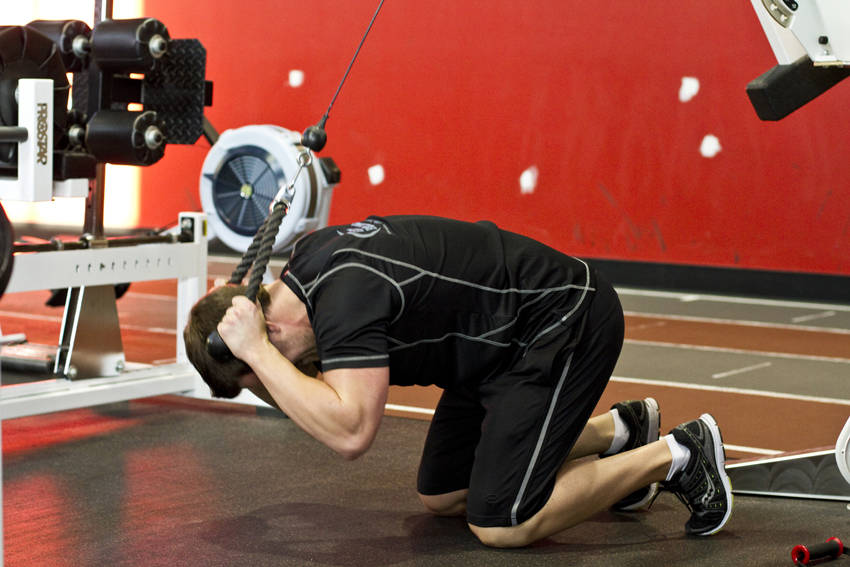 Kneeling Cable Crunch With Alternating Oblique Twists — end