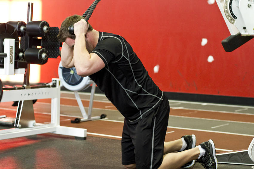 Kneeling Cable Crunch With Alternating Oblique Twists — start