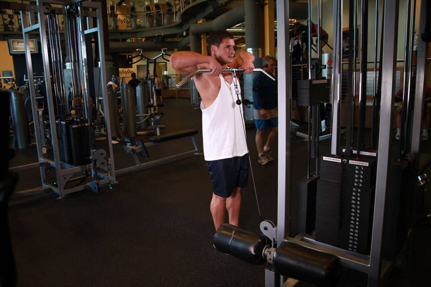 Upright Cable Row — start